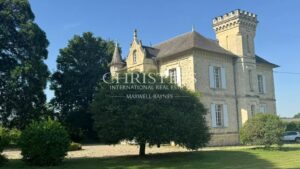 Saint Emilion region - A Charming Château offering potentiel