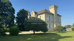 Saint Emilion region - A Charming Château offering potentiel