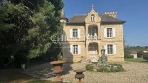 Saint Emilion region - A Charming Château offering potentiel