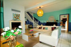 Charmante maison en pierre avec 10 ha de terre à vendre