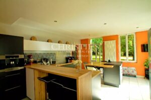 Charmante maison en pierre avec 10 ha de terre à vendre