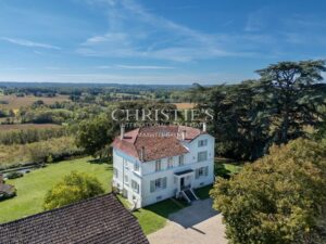 Maison de style Art Déco des années 1930 : une célébration de la luminosité, du volume, du décor élégant et du confort