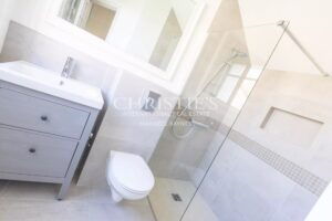 Maison de style Art Déco des années 1930 : une célébration de la luminosité, du volume, du décor élégant et du confort