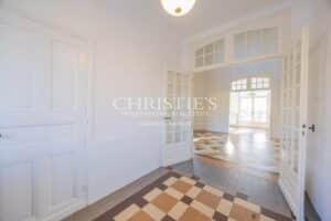 Maison de style Art Déco des années 1930 : une célébration de la luminosité, du volume, du décor élégant et du confort