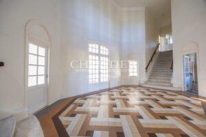 Maison de style Art Déco des années 1930 : une célébration de la luminosité, du volume, du décor élégant et du confort