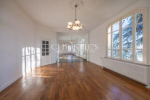 Maison de style Art Déco des années 1930 : une célébration de la luminosité, du volume, du décor élégant et du confort.