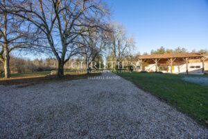 Maison de style Art Déco des années 1930 : une célébration de la luminosité, du volume, du décor élégant et du confort.