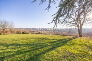 Maison de style Art Déco des années 1930 : une célébration de la luminosité, du volume, du décor élégant et du confort.