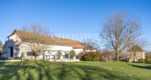 Maison de style Art Déco des années 1930 : une célébration de la luminosité, du volume, du décor élégant et du confort.