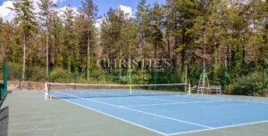 Magnifique Domaine Comprenant un Court de Tennis de Taille Championnat et 12 Hectares de Terrains