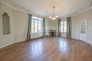 Magnifique Domaine Comprenant un Court de Tennis de Taille Championnat et 13 Hectares de Terrains