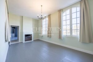 Magnifique Domaine Comprenant un Court de Tennis de Taille Championnat et 13 Hectares de Terrains