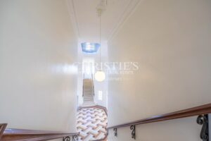 Magnifique Domaine Comprenant un Court de Tennis de Taille Championnat et 13 Hectares de Terrains