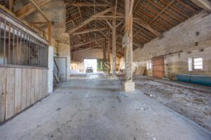 Magnifique Domaine Comprenant un Court de Tennis de Taille Championnat et 13 Hectares de Terrains