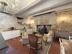 A charming Estate with 2 guesthouses, a swimming pool, 5 ha of landscaped land!!