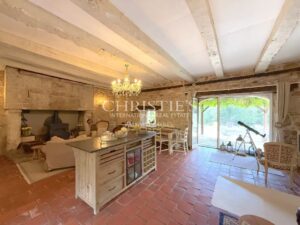 A charming Estate with 2 guesthouses, a swimming pool, 5 ha of landscaped land!!