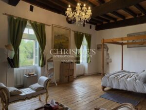 A charming Estate with 2 guesthouses, a swimming pool, 5 ha of landscaped land!!