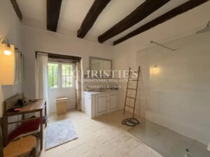 A charming Estate with 2 guesthouses, a swimming pool, 5 ha of landscaped land!!