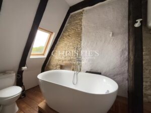 A charming Estate with 2 guesthouses, a swimming pool, 5 ha of landscaped land!!