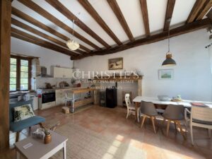 A charming Estate with 2 guesthouses, a swimming pool, 5 ha of landscaped land!!