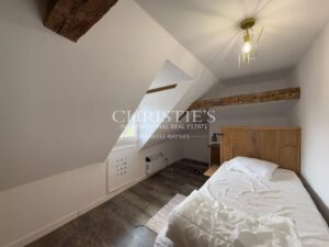 A charming Estate with 2 guesthouses, a swimming pool, 5 ha of landscaped land!!