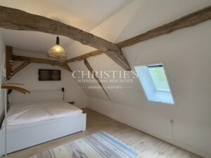 A charming Estate with 2 guesthouses, a swimming pool, 5 ha of landscaped land!!