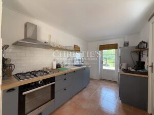 A charming Estate with 2 guesthouses, a swimming pool, 5 ha of landscaped land!!