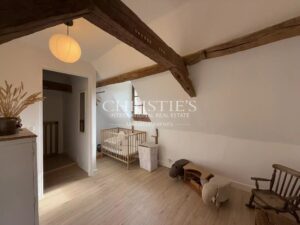 A charming Estate with 2 guesthouses, a swimming pool, 5 ha of landscaped land!!