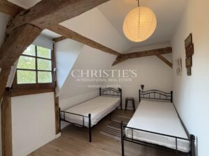 A charming Estate with 2 guesthouses, a swimming pool, 5 ha of landscaped land!!