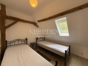 A charming Estate with 2 guesthouses, a swimming pool, 5 ha of landscaped land!!