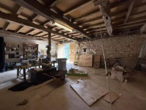 A charming Estate with 2 guesthouses, a swimming pool, 5 ha of landscaped land!!