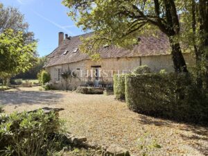 A charming Estate with 2 guesthouses, a swimming pool, 5 ha of landscaped land!!