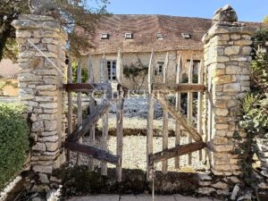 A charming Estate with 2 guesthouses, a swimming pool, 5 ha of landscaped land!!