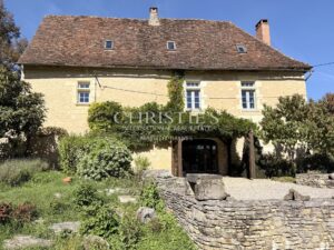 A charming Estate with 2 guesthouses, a swimming pool, 5 ha of landscaped land!!