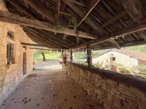 A charming Estate with 2 guesthouses, a swimming pool, 5 ha of landscaped land!!