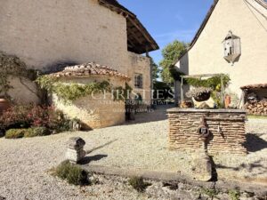 A charming Estate with 2 guesthouses, a swimming pool, 5 ha of landscaped land!!