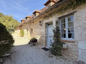 A charming Estate with 2 guesthouses, a swimming pool, 5 ha of landscaped land!!