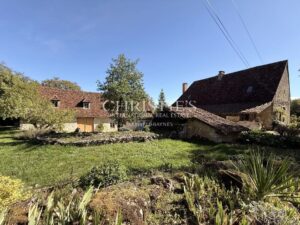 A charming Estate with 2 guesthouses, a swimming pool, 5 ha of landscaped land!!