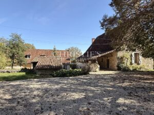 A charming Estate with 2 guesthouses, a swimming pool, 5 ha of landscaped land!!