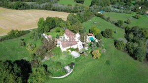 A charming Estate with 2 guesthouses, a swimming pool, 5 ha of landscaped land!!