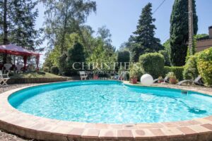 Résidence moderne et élégante avec appartement et piscine