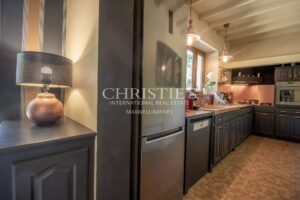 Résidence moderne et élégante avec appartement et piscine