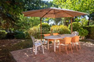 Résidence moderne et élégante avec appartement et piscine