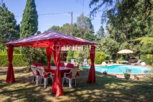 Résidence moderne et élégante avec appartement et piscine