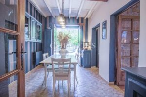 Résidence moderne et élégante avec appartement et piscine