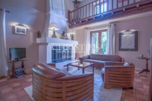 Résidence moderne et élégante avec appartement et piscine