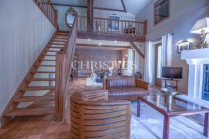 Résidence moderne et élégante avec appartement et piscine