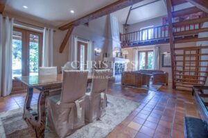 Résidence moderne et élégante avec appartement et piscine