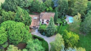 Résidence moderne et élégante avec appartement et piscine