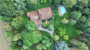 Résidence moderne et élégante avec appartement et piscine